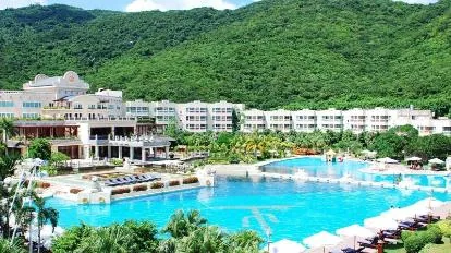 Cactus Resort Sanya by Gloria · 3
